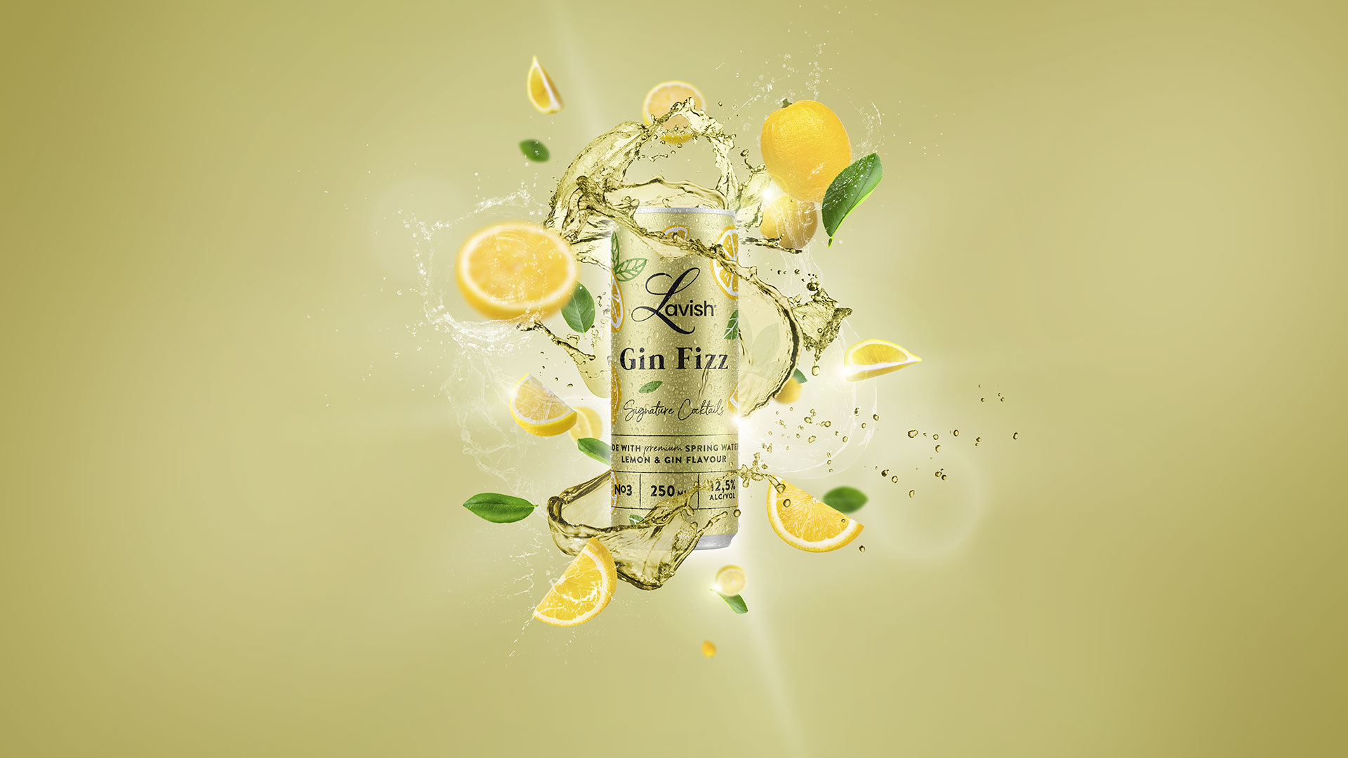 Кен Lavish Gin Fizz с резен лимон и лед на жълто-зелен фон